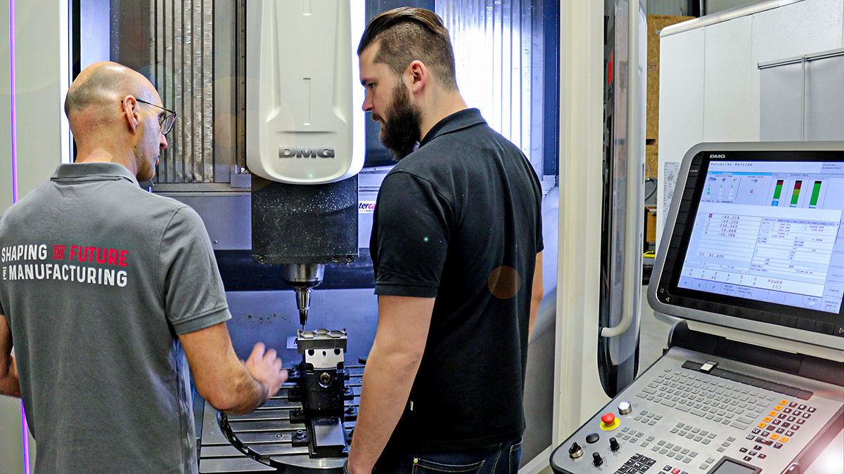 Mitarbeiter_Maschine_DMG_Mastercam_Cad-Cam-Software