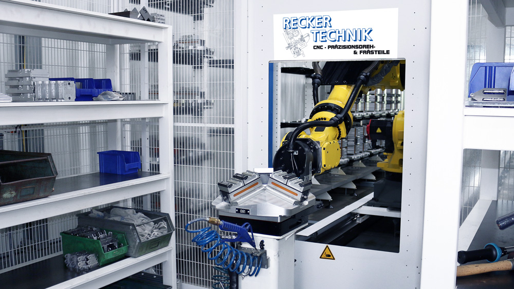 Roboter_uebergibt_Spannpyramide_Recker-Technik_mdm_Shopfloor-Management